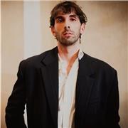 Laureato in lingue e letterature straniere impartisce lezioni di italiano per stranieri